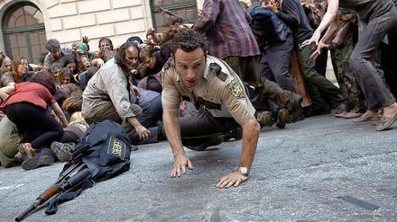 Polizist Rick Grimes in Bedrängnis.