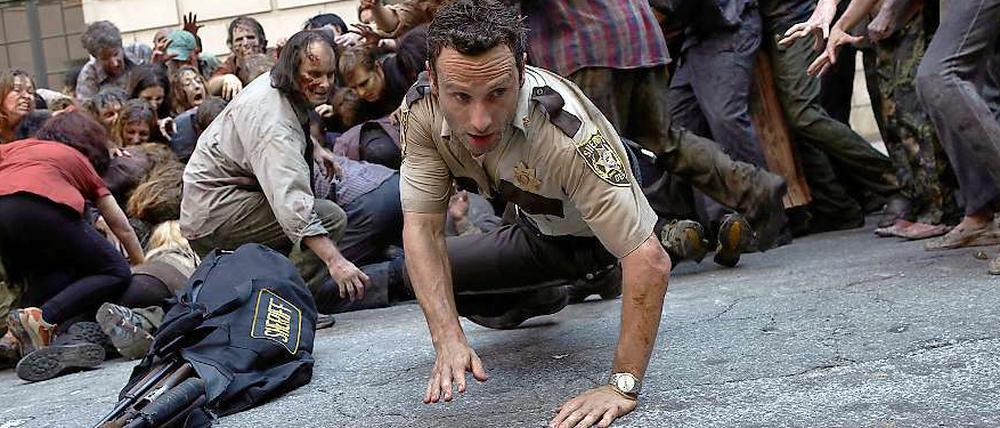 Polizist Rick Grimes in Bedrängnis.