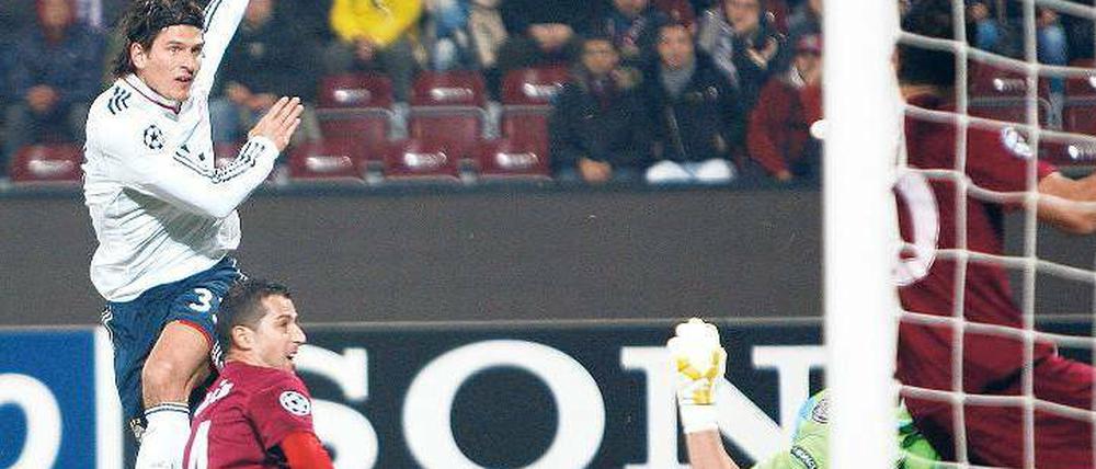 Jetzt geht’s los! Mario Gomez (links) erzielt das frühe 1:0 für die Bayern, das erste seiner drei Tore in Cluj. Foto: AFP