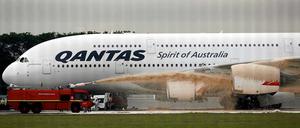 Nach der Notlandung des Riesen-Airbus in Singapur musste die Flughafenfeuerwehr ran. Hier wird das beschädigte Triebwerk gekühlt.