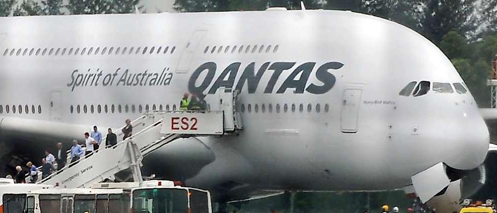 Davongekommen: Passagiere verlassen den neuen Riesen-Airbus A380 der australischen Fluggesellschaft Qantas nach der Notlandung wegen Triebwerkschadens in Singapur.