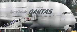 Davongekommen: Passagiere verlassen den neuen Riesen-Airbus A380 der australischen Fluggesellschaft Qantas nach der Notlandung wegen Triebwerkschadens in Singapur.