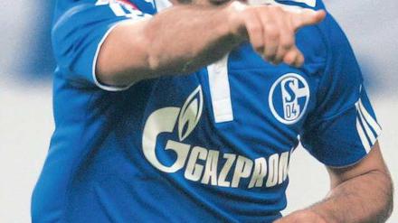Im Strafraum herumgetrieben. Nach Magaths Kritik erzielt Raúl zwei Tore. Foto: dapd