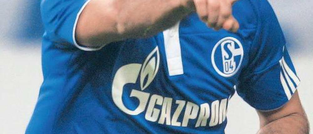 Im Strafraum herumgetrieben. Nach Magaths Kritik erzielt Raúl zwei Tore. Foto: dapd