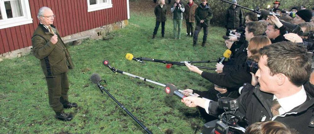Mediales Strohfeuer. Noch am Donnerstag wollten zahlreiche Reporter von Schwedens König König Carl XVI. Gustaf nach einer Elchjagd bei Trollhättan eine Erklärung zum Buch „Der widerwillige Monarch“ hören. Inzwischen hat das Interesse der schwedischen Medien an den königlichen Eskapaden merklich nachgelassen. Foto: imago