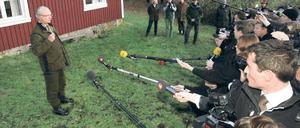 Mediales Strohfeuer. Noch am Donnerstag wollten zahlreiche Reporter von Schwedens König König Carl XVI. Gustaf nach einer Elchjagd bei Trollhättan eine Erklärung zum Buch „Der widerwillige Monarch“ hören. Inzwischen hat das Interesse der schwedischen Medien an den königlichen Eskapaden merklich nachgelassen. Foto: imago