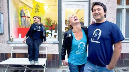 Politiker zum Anziehen. Den Neuköllner Bürgermeister gibt es jetzt als T-Shirt. Die Idee hatten Nina Leonhard (l.) und Jana Reiche, Martin Mai ist fürs Drucken zuständig. 