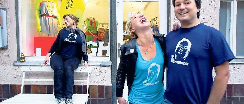 Politiker zum Anziehen. Den Neuköllner Bürgermeister gibt es jetzt als T-Shirt. Die Idee hatten Nina Leonhard (l.) und Jana Reiche, Martin Mai ist fürs Drucken zuständig.