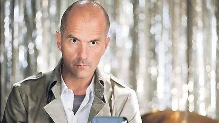 Unglaublich inkorrekt. In einem Hotel wird eine dunkelhäutige Sängerin ermordet. Kreutzer (Christoph Maria Herbst) und seine Assistentin Belinda müssen den Fall lösen, und zwar in vier Stunden und 37 Minuten, eine Vorgabe, die sie sich selbst gesetzt haben.