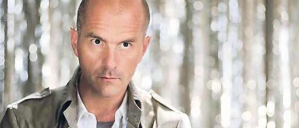 Unglaublich inkorrekt. In einem Hotel wird eine dunkelhäutige Sängerin ermordet. Kreutzer (Christoph Maria Herbst) und seine Assistentin Belinda müssen den Fall lösen, und zwar in vier Stunden und 37 Minuten, eine Vorgabe, die sie sich selbst gesetzt haben.