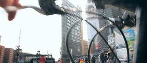 Mit dem Rad am Potsdamer Platz.