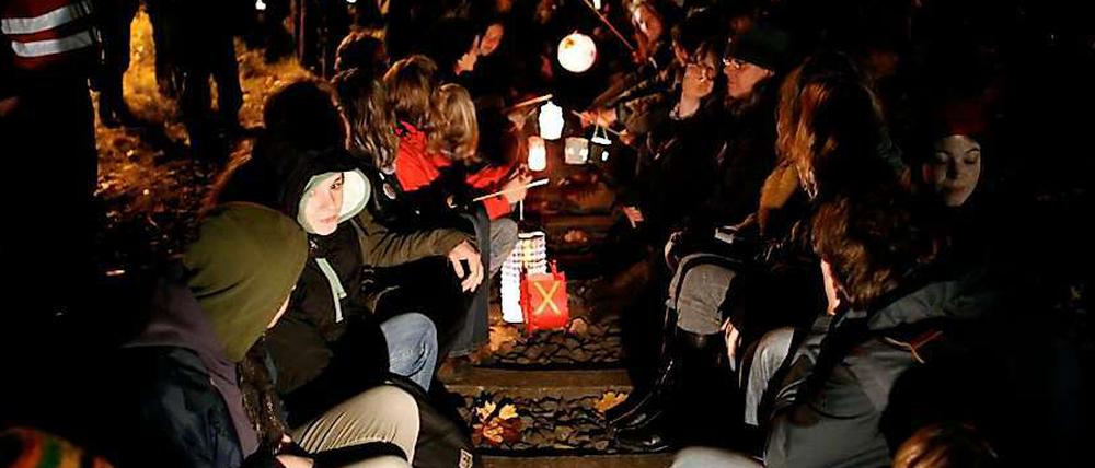 Blockade der Gleise. Während eines Laternenumzugs besetzen Demonstranten die Bahn-Strecke des Castors. 