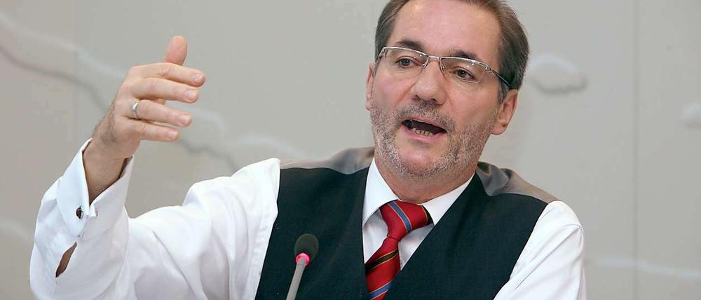 Brandenburgs Ministerpräsident Matthias Platzeck (SPD) äußert sich auf einer Pressekonferenz zum Thema "Ein Jahr Große Koalition" in der Staatskanzlei in Potsdam.