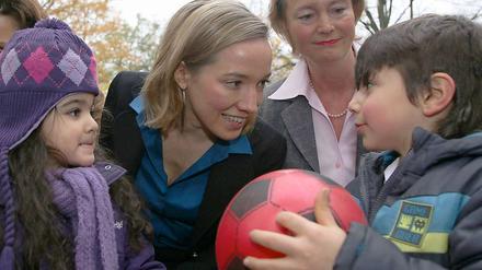 "Partnerschaft und Kinder spenden Glück." Bundesfamilienministerin Kristina Schröder (Mitte) zu Besuch in einem Kindergarten in Berlin Wedding.