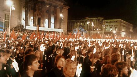 Staat der Antifaschisten? Fackel- und Fahnenzug in der DDR.