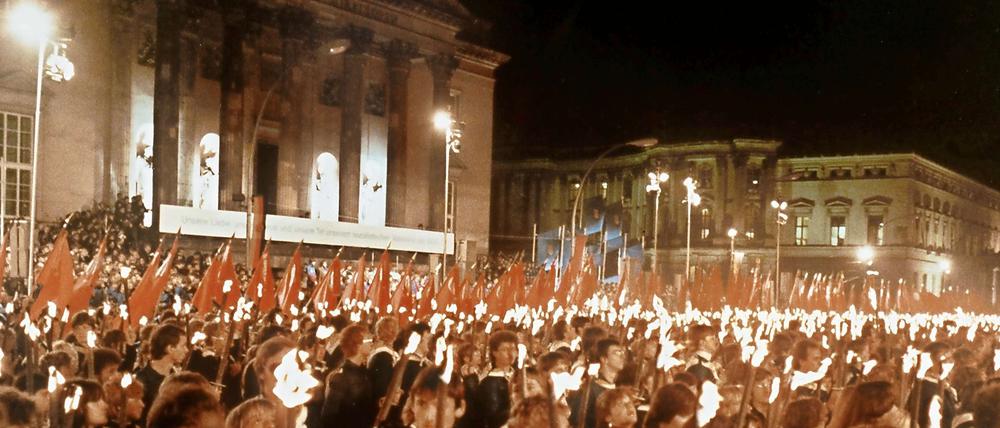 Staat der Antifaschisten? Fackel- und Fahnenzug in der DDR.