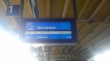 Diesmal wieder Kabeldiebstahl: Am Dienstagmorgen gab es wieder Verspätungen und Zugausfälle bei der Berliner S-Bahn. Vor allem der Osten Berlins war betroffen. Hier die entsprechende Mitteilung am Bahnhof Greifswalder Straße.