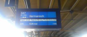 Diesmal wieder Kabeldiebstahl: Am Dienstagmorgen gab es wieder Verspätungen und Zugausfälle bei der Berliner S-Bahn. Vor allem der Osten Berlins war betroffen. Hier die entsprechende Mitteilung am Bahnhof Greifswalder Straße.