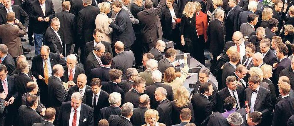 Nur rasch durchwuseln. Auch der Gesetzgeber, die Abgeordneten also, blickt ab und zu nicht mehr durch, was er da an Gesetzen macht – hier am vergangenen Donnerstag bei der Abstimmung zur Atompolitik. Foto: Wolfgang Kumm/dpa