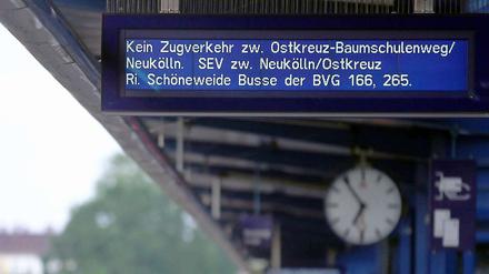 Ersatzverkehr zwischen Neukölln und Treptower Park, Pendelverkehr zwischen Treptower Park und Ostkreuz: Wieder einmal gibt es Verzögerungen bei der Bahn. Ursache ist ein Brand.