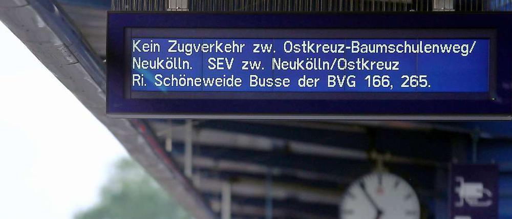 Ersatzverkehr zwischen Neukölln und Treptower Park, Pendelverkehr zwischen Treptower Park und Ostkreuz: Wieder einmal gibt es Verzögerungen bei der Bahn. Ursache ist ein Brand. 