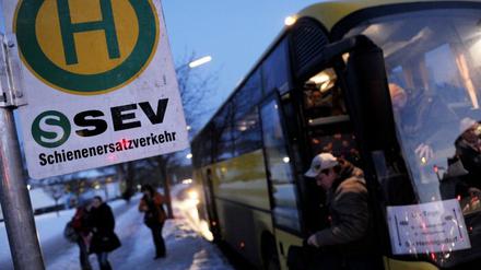 Der Senat lässt den Einsatz von Bussen als Ersatzverkehr für die fehlenden S-Bahnen prüfen.
