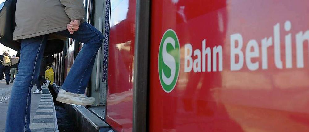 Wegen der wenigen Züge wird es oft eng in der S-Bahn. In den letzten Tagen blieben die Wagon allerdings teilweise leer, weil sich niemand mehr auf die S-Bahn verlassen wollte.