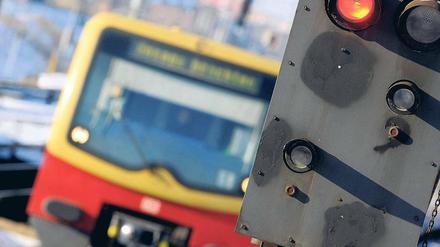 Alles auf Stillstand. Die S-Bahn ist mit ihrem Winterfahrplan von der Normalität weit entfernt. Die Züge müssen aus technischen Gründen langsamer fahren denn je. Die Vorsichtsmaßnahme gilt auf alle Fälle bis zum Ende der Frostperiode. 