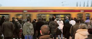 Endlich ein Zug: Viele Bahnsteige der S-Bahn sind derzeit überfüllt mit Fahrgästen.