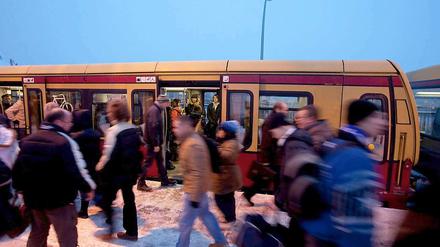 Das Eisenbahnbundesamt erteilt der S-Bahn die Betriebsgenehmigung bis 2013. Das Unternehmen habe sich in diesem Jahr bemüht, die Sicherheit und Instandhaltung der Züge zu verbessern, so die Begründung.