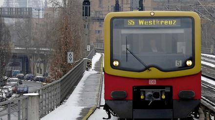 Der eindrucksvolle Frostbart der S-Bahnfahrzeuge ist abgetaut, die Komplikationen gehen weiter. Eine S-Bahn fährt am Montag in den Bahnhof Bellevue ein.