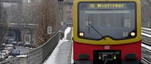 Der eindrucksvolle Frostbart der S-Bahnfahrzeuge ist abgetaut, die Komplikationen gehen weiter. Eine S-Bahn fährt am Montag in den Bahnhof Bellevue ein.