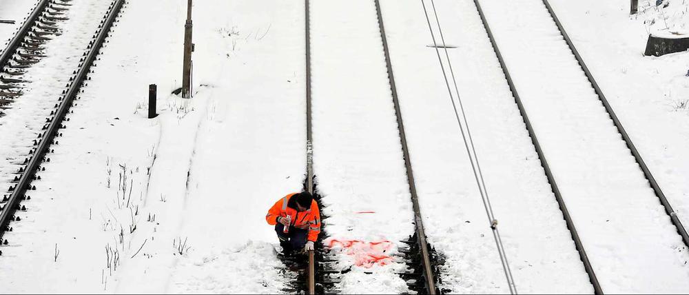Ein Bahnmitarbeiter inspiziert am Dienstag die Gleise der Ringbahn.