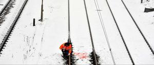 Ein Bahnmitarbeiter inspiziert am Dienstag die Gleise der Ringbahn.