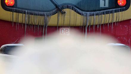 Alle guten Vorsätze bei der Berliner S-Bahn haben nichts genützt - beim ersten Schnee beginnen die Probleme.