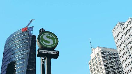 Pechsträhne. Nach der Pannenserie der S-Bahn wurde die Bahnzentrale am Potsdamer Platz jetzt auch noch durch einen Kabelbrand blockiert. 