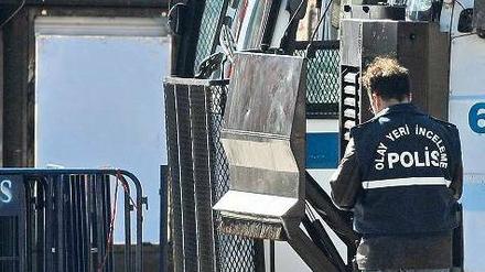 Spur der Zerstörung. Der Attentäter sprengte sich auf dem Taksim-Platz im Zentrum Istanbuls in die Luft, in der Nähe eines Polizeipostens. Foto: dpa