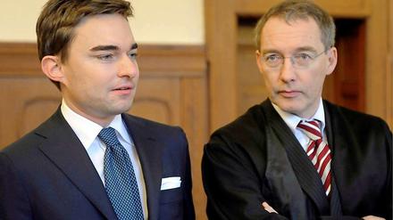 Der Unternehmer Lars Windhorst (li.) und sein Anwalt Robert Unger im Gerichtssaal des Berliner Landgerichts.