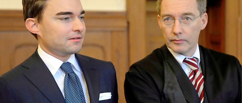 Der Unternehmer Lars Windhorst (li.) und sein Anwalt Robert Unger im Gerichtssaal des Berliner Landgerichts.