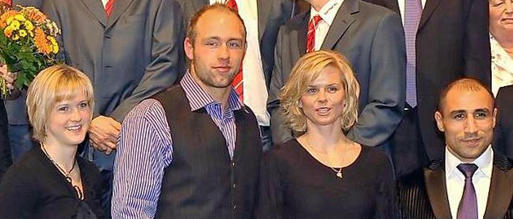 Boxer Arthur Abraham (r.) und Schwimmerin Britta Steffen (2.v.r.) sind die Champions des vorigen Jahres. 