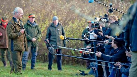 Großer Medienauftrieb: Die Journalisten hatten viele Fragen an Schwedens König Carl Gustaf.