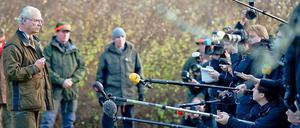 Großer Medienauftrieb: Die Journalisten hatten viele Fragen an Schwedens König Carl Gustaf.