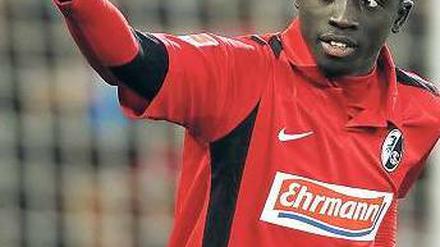 Ein Tor reicht. Der Freiburger Papiss Cissé bezwingt Mainz per Foulelfmeter. Foto: dpa