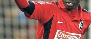 Ein Tor reicht. Der Freiburger Papiss Cissé bezwingt Mainz per Foulelfmeter. Foto: dpa