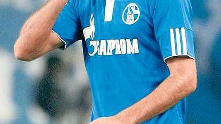 Von der Hand in den Mund. Schalkes Stürmer Raúl wird endlich effektiv. Foto: dpa