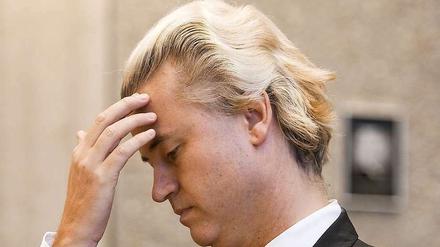 Die Gedanken sind Brei: Geert Wilders, hier beim Prozess in Amsterdam, fasst sich selbst an den Kopf.