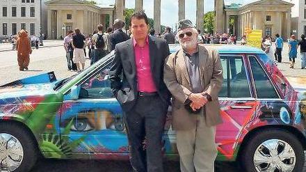 Islamkritiker und Berufsprovokateur. Hamed Abdel-Samad (links) und Henryk M. Broder entdecken mit ihrem Playmobil „Kurt“ und dem Foxterrier „Wilma“ fünf Folgen lang Deutschland und die Deutschen. Zum Auftakt der „Deutschlandsafari“ geht es gleich um ein hammerhartes Thema: Integration. Foto: ARD