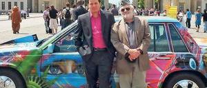 Islamkritiker und Berufsprovokateur. Hamed Abdel-Samad (links) und Henryk M. Broder entdecken mit ihrem Playmobil „Kurt“ und dem Foxterrier „Wilma“ fünf Folgen lang Deutschland und die Deutschen. Zum Auftakt der „Deutschlandsafari“ geht es gleich um ein hammerhartes Thema: Integration. Foto: ARD