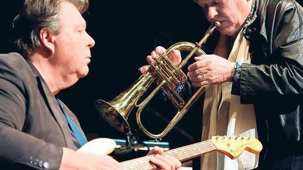Fulminant. Terje Rypdal und Palle Mikkelborg mit dem Ensemble Zeitkratzer. Foto: DAVIDS
