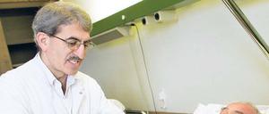 Qualifikation gefragt. In vielen Bereichen fehlen in Deutschland Fachkräfte, etwa im Gesundheitswesen. Der aus Syrien stammende Neurochirurg Samir Kazkaz (links) arbeitet jetzt im Krankenhaus im westfälischen Lünen. 